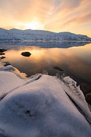 Wintersonnenuntergang über einer gefrorenen Schneelandschaft in Norwegen von Sjoerd van der Wal Fotografie