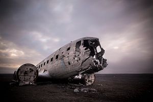 DC3 gestrand op strand IJsland van marcel wetterhahn