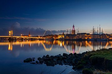 Vue nocturne de la ligne d'horizon de Kampen sur la rivière IJssel sur Sjoerd van der Wal Photographie