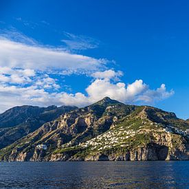 Middellandse Zeekust bij Amalfi aan de Amalfikust in Italië van Rico Ködder