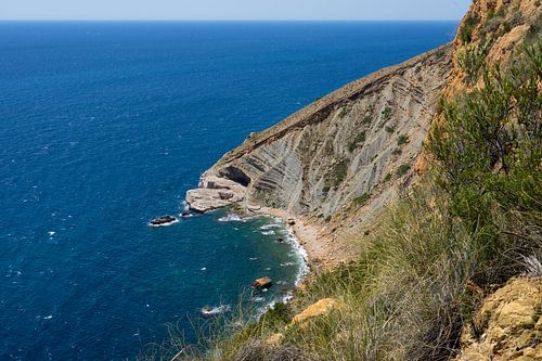 Les falaises, les herbes et la Méditerranée bleue