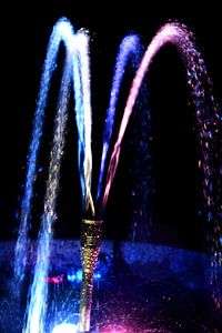 Photo abstraite d'une fontaine d'étang