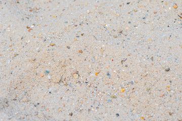 Natuurlijk zand met gekleurde steentjes van Jolanda de Jong-Jansen