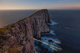 Zwischen Mondlicht und Sonnenaufgang – Cape Hauy, Tasmanien von Jiri Viehmann