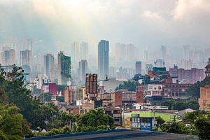 Blick über das neblige Medellin - Kolumbien von Michiel Ton