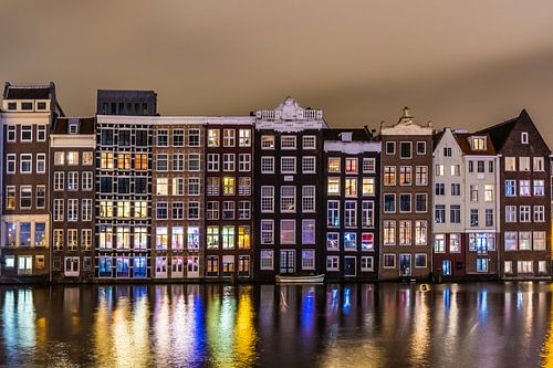 Amsterdamse Damrak in de Avond