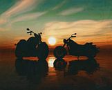 Twee motorfietsen op het strand bij zonsondergang van Jan Keteleer thumbnail