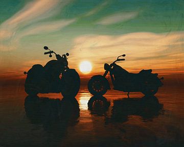 Twee motorfietsen op het strand bij zonsondergang van Jan Keteleer