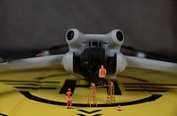 man die de werking van de video- en fotocamera-drone controleert van ChrisWillemsen thumbnail