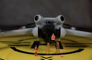 Mann überprüft die Funktion der Video- und Fotokameradrohne