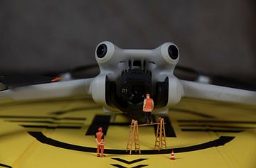 man die de werking van de video- en fotocamera-drone controleert van ChrisWillemsen