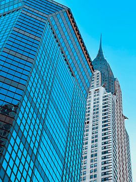 Het Chrysler gebouw in New York City Manhattan tegen een blauwe lucht van Thom Vermeulen
