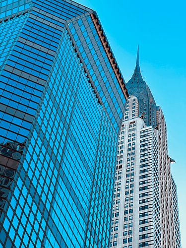 Het Chrysler gebouw in New York City Manhattan tegen een blauwe lucht