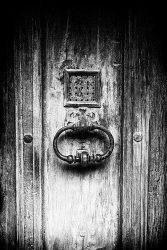 Close-up deurklink op houten deur | Griekenland | Zwart-wit foto I Reis- &amp; Straatfotografie