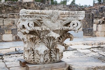 Romeinse kapitel met vrouw in Beth She An in Israel van Joost Adriaanse