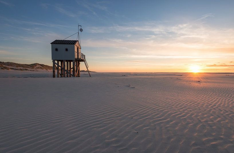 Ertrinkendes Haus nach Sonnenuntergang von Raoul Baart