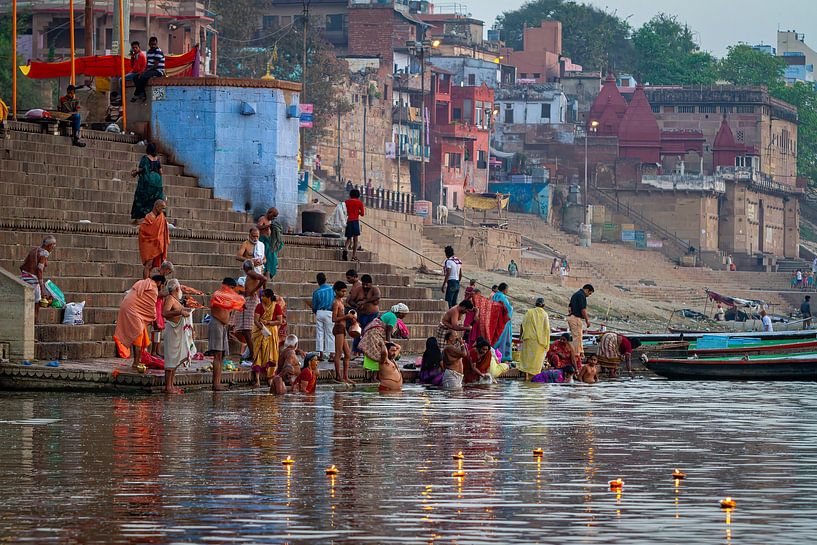 Das bad im Ganges in Varanasi von Roland Brack