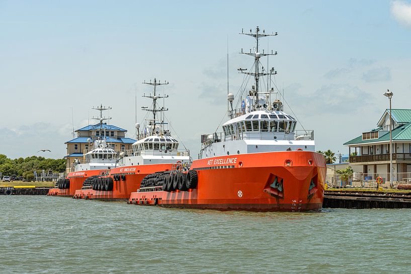 Drei Schlepper in einer Reihe entlang des Kais in Galveston. von Jaap van den Berg