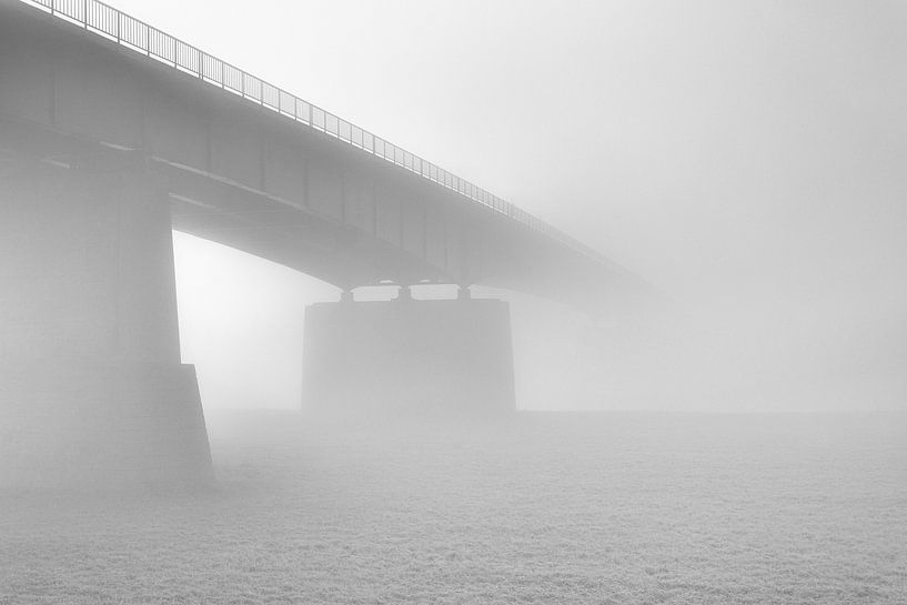 Eine neblige Brücke von Max ter Burg Fotografie