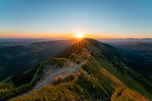 Wandelpad naar de zonsopgang op de Hochgrat met uitzicht op de Rindalphorn