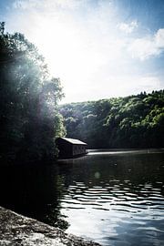 Hangar à bateaux isolé : Maison de lac ensoleillée