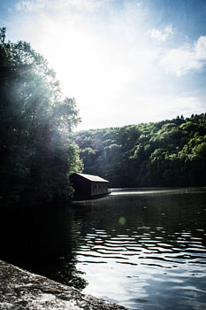 Abgelegenes Bootshaus: Sonniges Haus am See