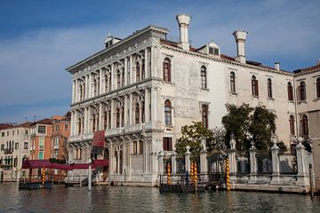 Alte Gebäude am Kanal im alten Zentrum von Venedig, Italien von Joost Adriaanse