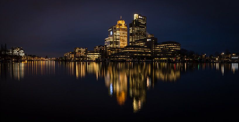 Amsterdam skyline aan de Amstel. Panorama 2:1 van FotoBob