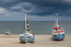 Bateaux de pêche danois sur la plage sur Menno Schaefer