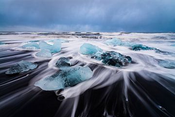 Blocs de glace sur une plage de lave