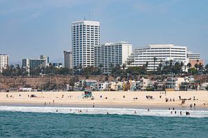 Santa Monica Beach Los Angeles USA - zicht op strand vanaf de pier van Marianne van der Zee