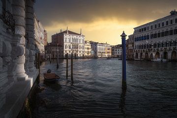 Drohend über den Gewässern von Venedig von Roy Poots