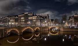 die Grachten von Amsterdam bei Nacht von Robinotof