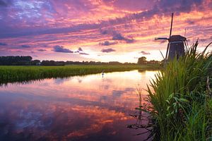 Sonnenuntergang in einer Landschaft mit Mühle und Graben von iPics Photography