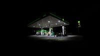 De eenzame benzinepomp van Shot by Ari thumbnail