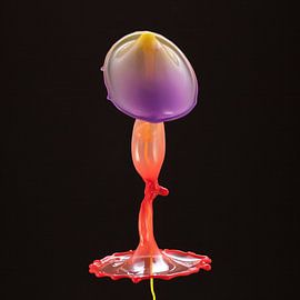 Violette Lampe durch Hochgeschwindigkeitswassertropfen