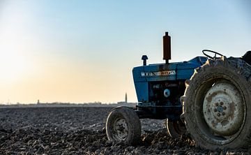 Tractor met Middelburg op de achtergrond 4 van Percy's fotografie