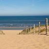 Strandopgang met zicht op zee in Katwijk von Rianne Ouwerkerk
