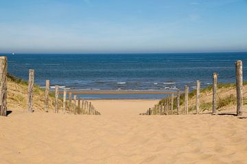 Strandopgang met zicht op zee in Katwijk van Rianne Ouwerkerk