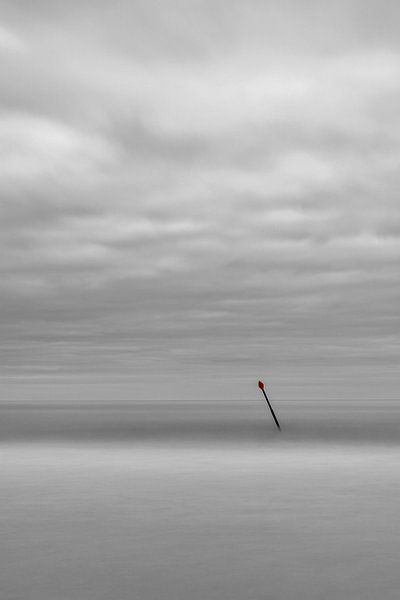 Un poteau solitaire dans la mer par Joost Potma