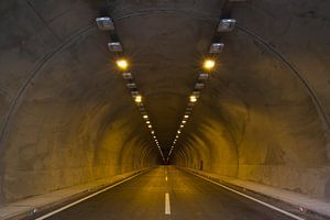 Endlos-Tunnel mit Autobahn und Beleuchtung von Atelier Liesjes