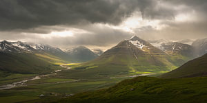 Spiel zwischen Sonne und Regen im Svarfaðardalur in Island