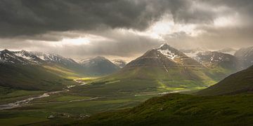 Spel tussen zon en regen in Svarfaðardalur in IJsland van Henk Boerman