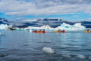 Kayakers sur le lagon glaciaire de Jökulsárlón en Islande