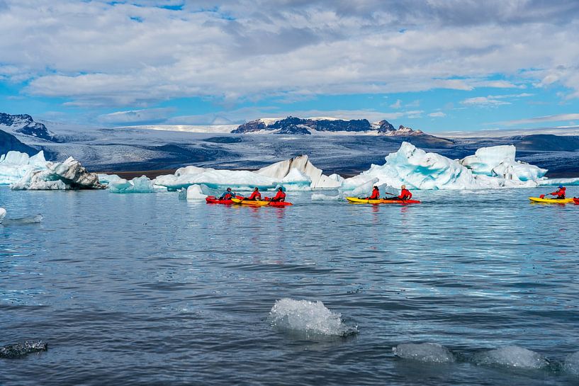 Kayakers on the Jökulsárlón glacier lagoon in Iceland von Thilo Wagner