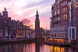 Stadsbeeld van Amsterdam bij zonsondergang met de Munt toren in Nederland van Eye on You