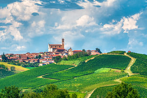 Das Dorf Grana Monferrato mit den Weinbergen des Monferrato