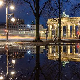 Brandenburger Tor Spiegelung in der blauen Stunde von Frank Herrmann