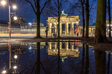 Brandenburger Tor Spiegelung in der blauen Stunde