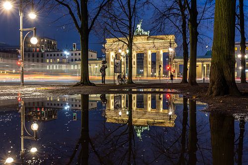 Spiegeling van de Brandenburger Tor in het blauwe uur